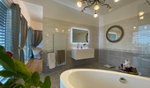 Badezimmer mit Infrarotheizung und Handtuchtrockner.